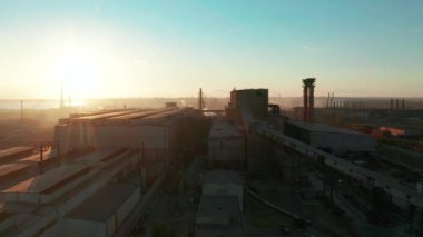 Endüstriyel boru emisyon atmosfere. Semt borular drone ile shooted.