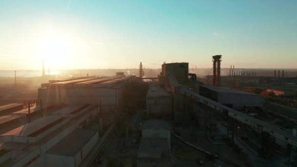 Émissions atmosphériques des tuyaux industriels. Tuyaux Smokestack filmés avec un drone . — Video