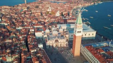 Venedik, İtalya 'nın havadan görünüşü. Bazilika di Santa Maria della Salute, Büyük Kanal ve lagün. Venedik silueti. Yukarıdan Venedik Panoraması.