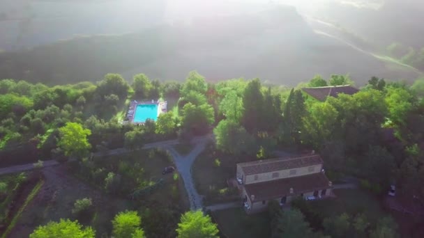 이탈리아 투스카니의 아름다운 석양 풍경 위로 하늘을 나는 모습. — 비디오