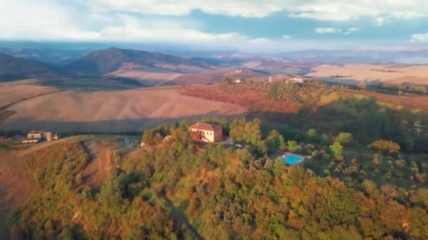 Flygflygning över det vackra solnedgångslandskapet i Toscana, Italien. — Stockvideo