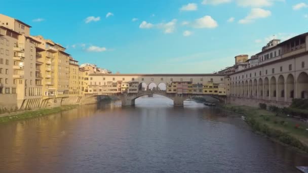 Flybilde. Historisk og kulturelt rike italienske byer på Sunny Day. Vakre gamleby med middelalderkirker og katedraler. Skyer i bakgrunnen – stockvideo