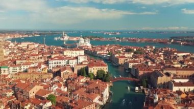 Venedik, İtalya 'nın havadan görünüşü. Bazilika di Santa Maria della Salute, Büyük Kanal ve lagün. Venedik silueti. Yukarıdan Venedik Panoraması.