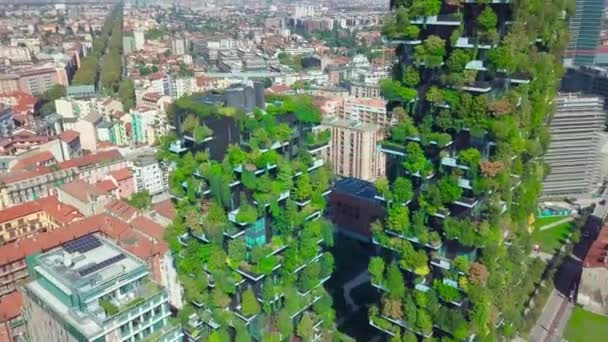 Milano, Italien - 24 oktober 2021: Flygfoto. Moderna och ekologiska skyskrapor med många träd på varje balkong. Bosco Verticale Ordförande — Stockvideo