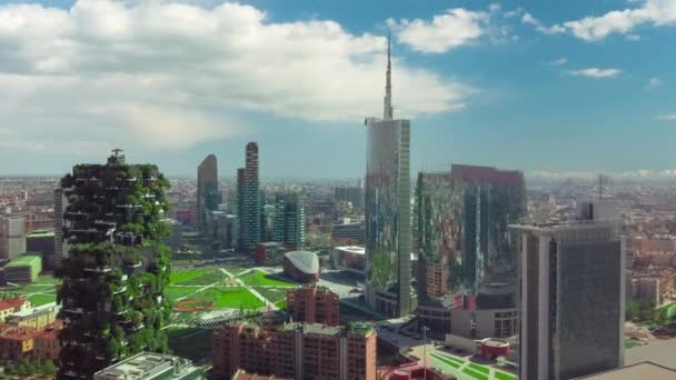 Güneşli bir gün Milano şehri modern şehir merkezi hava manzarası 4k zaman dilimi İtalya — Stok video