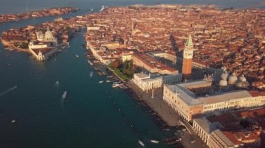 Venedik, İtalya 'nın havadan görünüşü. Bazilika di Santa Maria della Salute, Büyük Kanal ve lagün. Venedik silueti. Yukarıdan Venedik Panoraması.