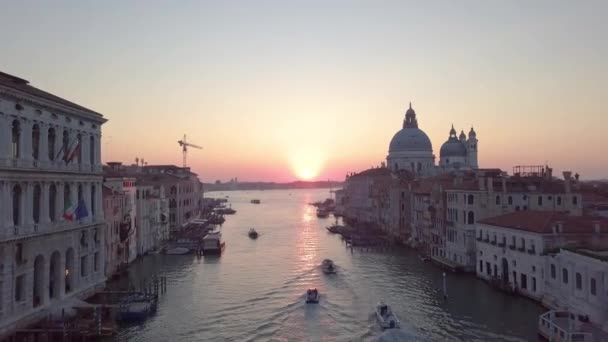 Vista aérea de Veneza, Itália. Basílica de Santa Maria della Salute, Grande Canal e lagoa. O horizonte de Veneza. Panorama de Veneza de cima. — Vídeo de Stock