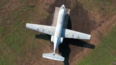 Uçak mezarlığında ticari bir uçak, turistik bir yer. Hava görünümü