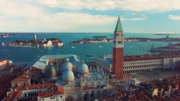 Venezia skyline aerea Italia. Venezia grandioso canale cattedrale chiesa nel centro storico vista uccelli. — Video Stock