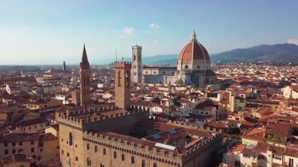 Vista aerea. Storicamente e culturalmente Ricca città italiana nel giorno del sole. Bella città vecchia con chiese medievali e cattedrali. Nuvole sullo sfondo — Video Stock