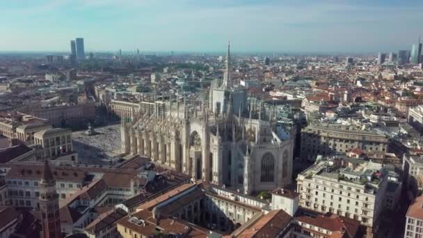 Milano, città italiana e focolaio di coronavirus. Veduta aerea di Piazza Duomo. Monumento storico e edificio religioso visto da drone che vola in cielo. — Video Stock