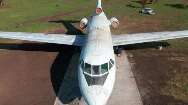 Komerční letadlo na hřbitově letadla, turistická atrakce. Letecký pohled — Stock video