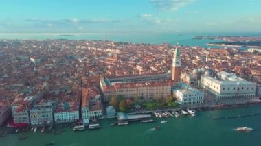 Venedik İtalya ufuk çizgisi anteni. Venedik Büyük Kanal Katedrali Eski kasaba kuşları manzaralı.
