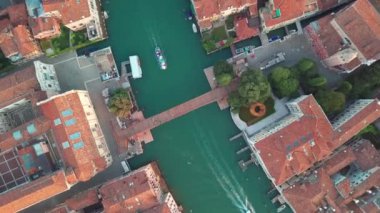 Venedik, İtalya 'nın havadan görünüşü. Bazilika di Santa Maria della Salute, Büyük Kanal ve lagün. Venedik silueti. Yukarıdan Venedik Panoraması.