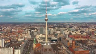 Doğu Berlin Kreuzberg Oberbaumbruecke. Berlin 'den insansız hava aracı videosu, yukarıdan Berlin silueti görüntüsü.