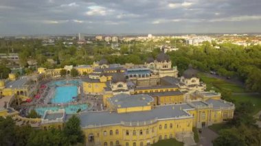 Macaristan, Budapeşte 'de bir turizm merkezi. COVID-19 Coronavirus süresince insanlar sokağa çıkma yasağı boyunca evlerinde kalacaklar.