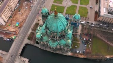 Doğu Berlin Kreuzberg Oberbaumbruecke. Berlin 'den insansız hava aracı videosu, yukarıdan Berlin silueti görüntüsü.