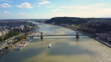 Macaristan, Budapeşte 'de bir turizm merkezi. COVID-19 Coronavirus süresince insanlar sokağa çıkma yasağı boyunca evlerinde kalacaklar.