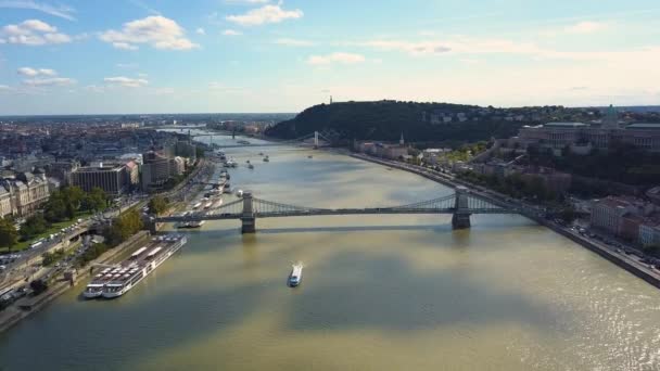 Destinazione turistica in Budapest, Ungheria. Le persone rimangono a casa in auto quarantena coprifuoco, durante il COVID-19 coronavirus — Video Stock