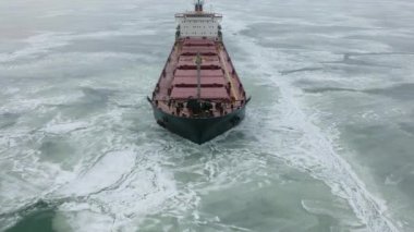Destansı büyüklükte bir çelik kırıcının üzerindeki hava geminin pruvasıyla buzları eritiyor ve büyük deniz buz kütlelerinde yüzüyor. Donmuş bir deniz kanalında seyrüsefer devam ediyor. Otomatik itişli özel gemi kırmızı gemi