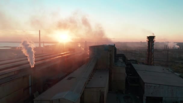 Émissions atmosphériques des tuyaux industriels. Tuyaux Smokestack filmés avec un drone . — Video