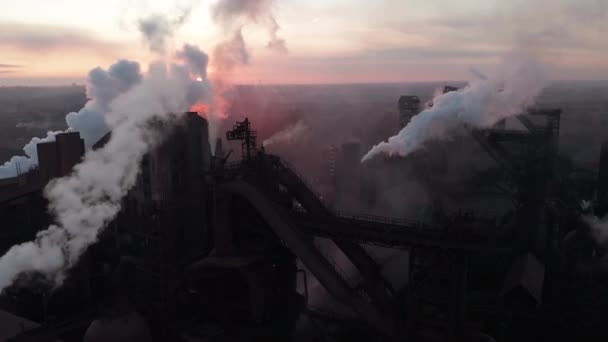 Vista aérea. Tubos arrojando humo al cielo al atardecer . — Vídeos de Stock