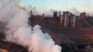 Hava görüntüsü. Günbatımında Gökyüzüne Duman atan Borular.