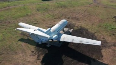 Hava görüntüsü. Ticari terk edilmiş uçak.