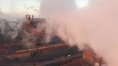 Hava görüntüsü. Günbatımında Gökyüzüne Duman atan Borular.