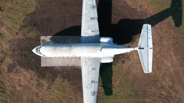 Elhagyott gép a reptéren, zöld füvön. Légi felvétel — Stock videók