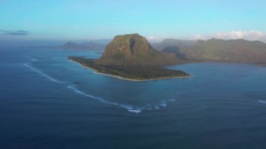 Hint Okyanusu ve Le Morne Brabant Dağı 'nın havadan görünüşü, Mauritius Adası. Le Morne Brabant Dağı 'ndan ve Hint Okyanusu' nun dalgalarından inanılmaz bir gün batımı.