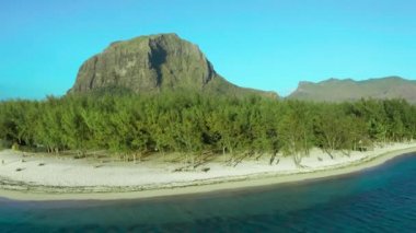 Hint Okyanusu ve Le Morne Brabant Dağı 'nın havadan görünüşü, Mauritius Adası. Le Morne Brabant Dağı 'ndan ve Hint Okyanusu' nun dalgalarından inanılmaz bir gün batımı.