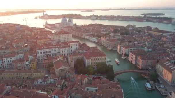 Venetië Italië skyline antenne. Venetië grote grachtengordel kathedraal kerk in oude stad vogels uitzicht. — Stockvideo