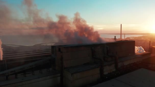 Emissione in atmosfera da tubi industriali. Tubi Smokestack sparati con drone . — Video Stock