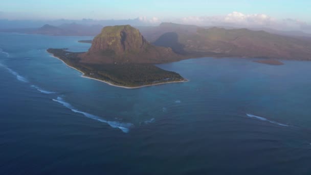 Letecký pohled Indický oceán a hora Le Morne Brabant ve večerních hodinách, ostrov Mauricius. Úžasný západ slunce z výšky hory Le Morne Brabant a vln Indického oceánu — Stock video