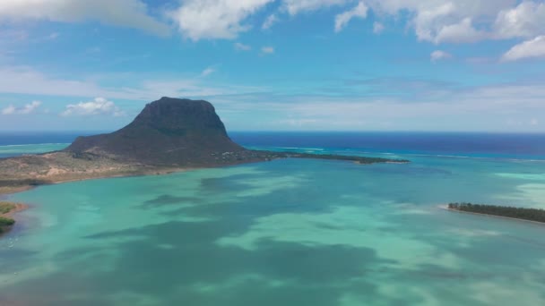 Tropická pláž na Mauriciu. Pláž s palmami a modrým průhledným oceánem. Letecký pohled — Stock video