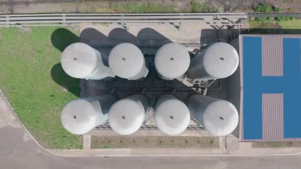 Production d "énergie renouvelable à base d'hydrogène - gaz hydrogène pour une électricité propre. Vue aérienne. — Video