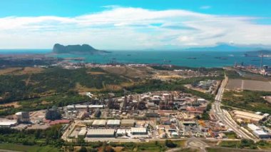 Cebelitarık hava manzarası İngiliz Deniz aşırı bölgesi İspanya İber Yarımadası Cebelitarık 'ın güneşli günü Cebelitarık Kayası deniz aşırı bir İngiliz bölgesidir..