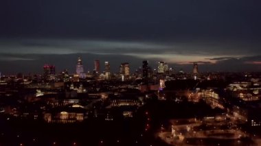 Polonya, Varşova 'daki Kültür ve Bilim Sarayı' nın saat kulesinin hava görüntüsü.