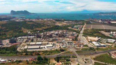 Cebelitarık hava manzarası İngiliz Deniz aşırı bölgesi İspanya İber Yarımadası Cebelitarık 'ın güneşli günü Cebelitarık Kayası deniz aşırı bir İngiliz bölgesidir..