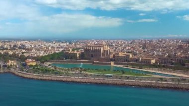 Palma de Mallorca şehir manzarası. La Almudaina 'daki Santa Maria Kraliyet Sarayı' ndan La Seu Katedrali, güneşli bir günde eski bir mimari drone. Seyahat, dönüm noktası, ünlü bir yer. Balear Adaları. İspanya