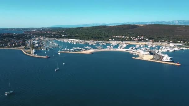 Jachten en boten in de jachthaven in Kroatië, drone footage circle view — Stockvideo