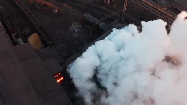 Drone alrededor de chimeneas empresariales tóxicas tubería contra el fondo del cielo liberan humo. La fábrica contamina el medio ambiente. Vista aérea — Vídeo de stock