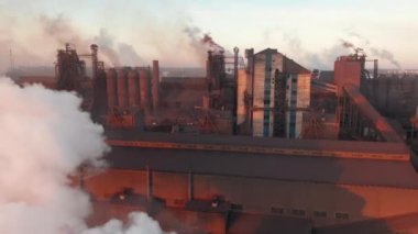 Zehirli bacaların etrafındaki dron gökyüzüne karşı tüp dumanı salıyor. Fabrika çevreyi kirletir. Hava görünümü