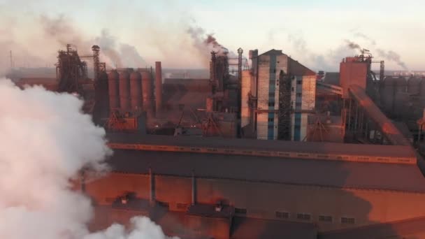 Drone intorno camini tossici impresa tubi contro il cielo sfondo rilascio di fumo. La fabbrica inquina l'ambiente. Vista aerea — Video Stock