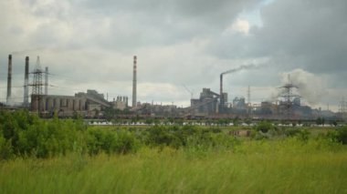 Toksik tesis bacaları gökyüzüne karşı tüp dumanı salıyor. Fabrika çevreyi kirletir. Ekoloji kirliliği kavramı