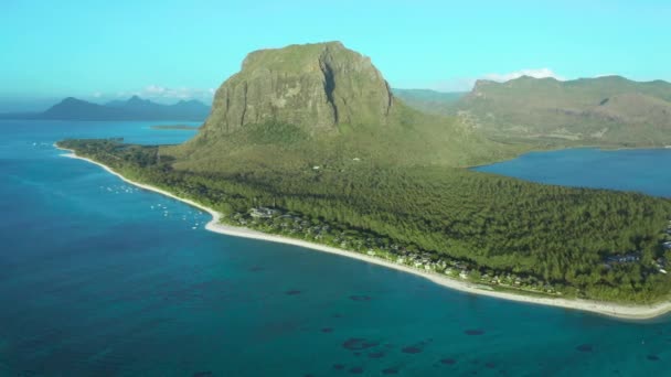 Uitzicht vanuit de lucht Indische oceaan en Le Morne Brabant berg in de avond, Mauritius eiland. Verbazingwekkende zonsondergang vanaf de hoogte van de berg Le Morne Brabant en de golven van de Indische Oceaan — Stockvideo
