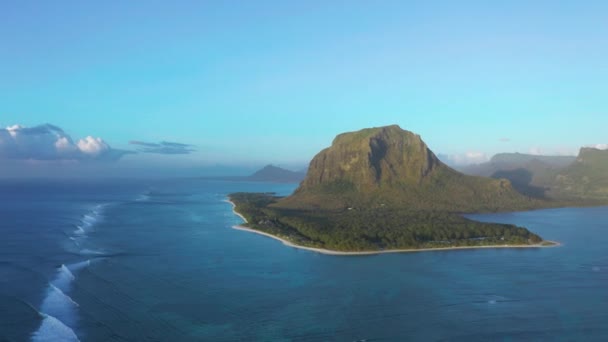 Légi kilátás Indiai-óceán és Le Morne Brabant hegy este, Mauritius sziget. Csodálatos naplemente a Le Morne Brabant hegy magasságából és az Indiai-óceán hullámaiból. — Stock videók