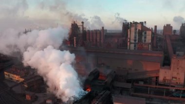 Zehirli bacaların etrafındaki dron gökyüzüne karşı tüp dumanı salıyor. Fabrika çevreyi kirletir. Hava görünümü