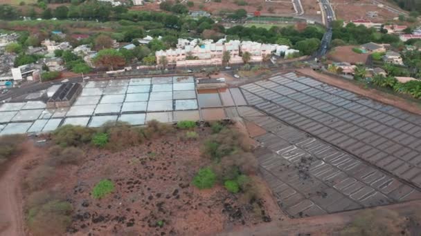 Luchtfoto 's. Tamarijn zout productie zeezout, Mauritius. Zonsondergang — Stockvideo